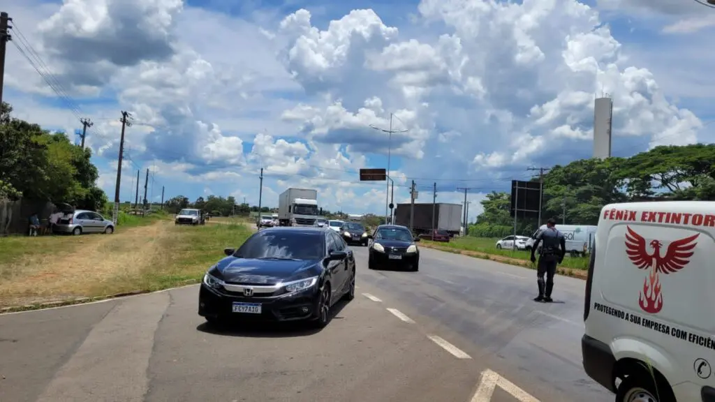 Veículo pega fogo após colisão com carreta na Av Major José Levy Sobrinho 4