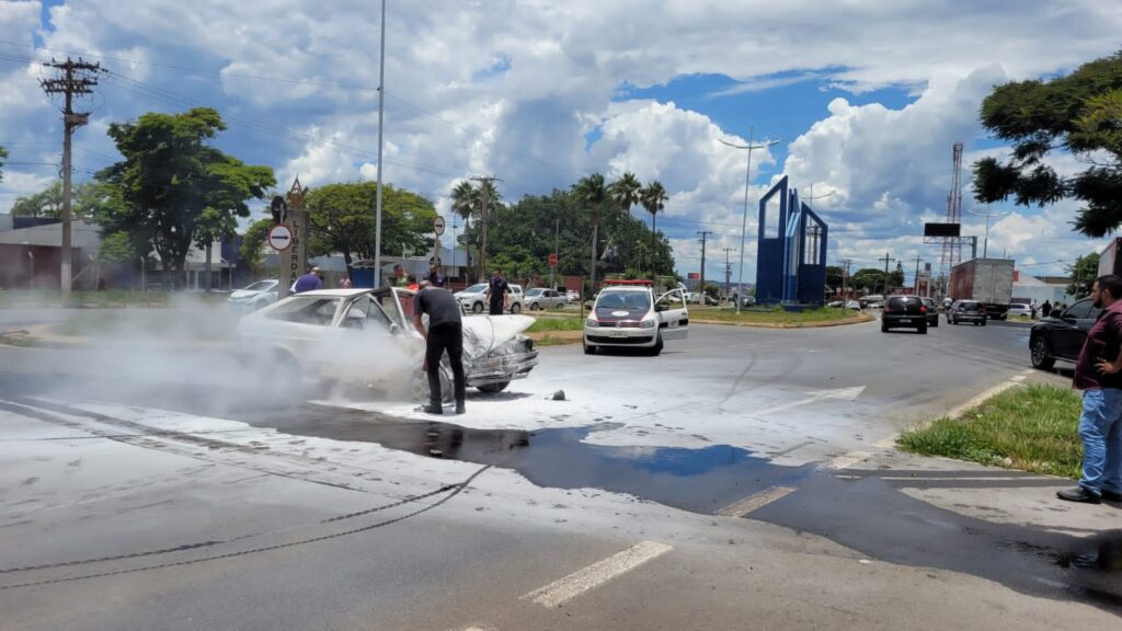 Veículo pega fogo após colisão com carreta na Av Major José Levy Sobrinho 5