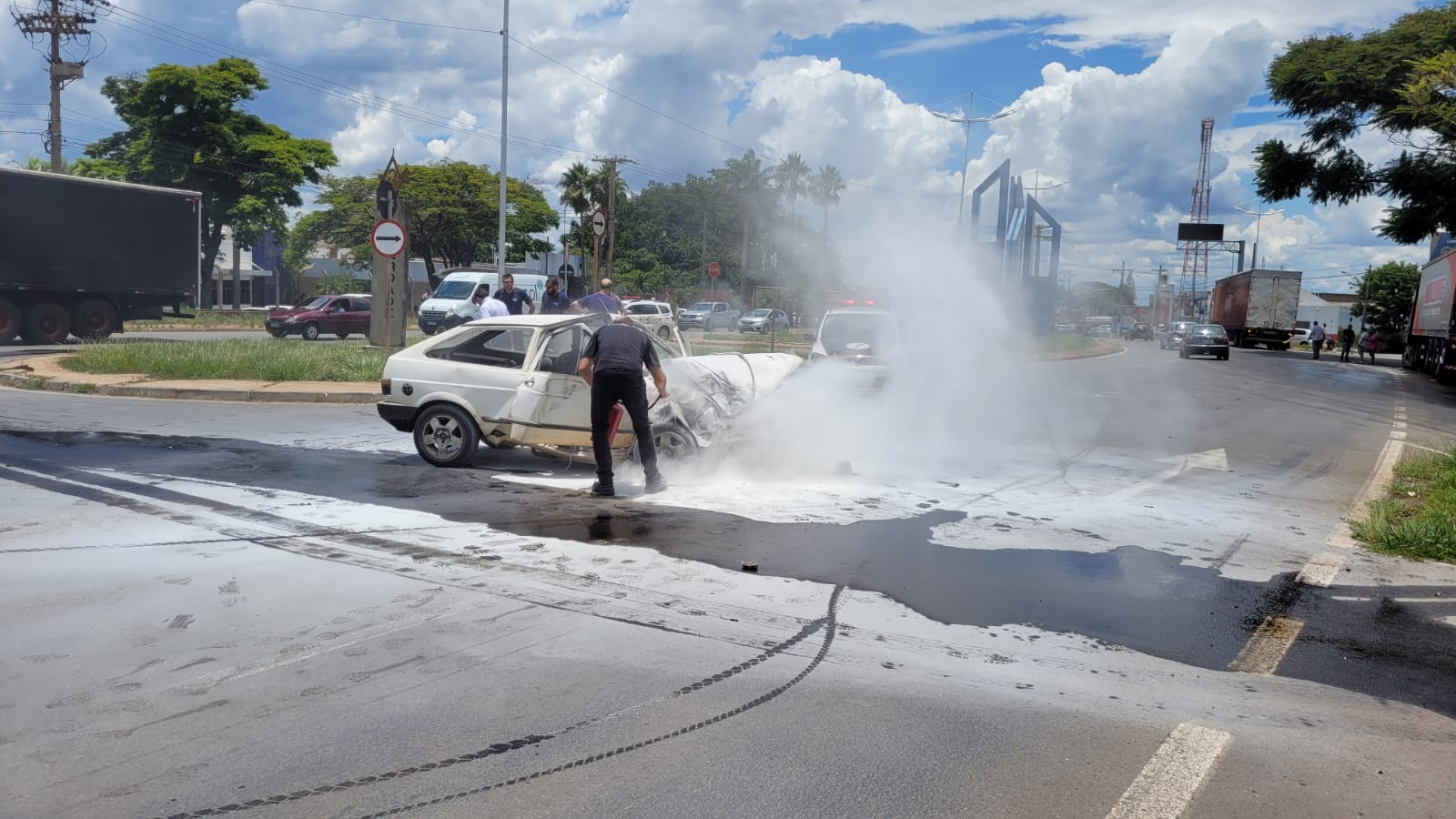 Veículo pega fogo após colisão com carreta na Av Major José Levy Sobrinho