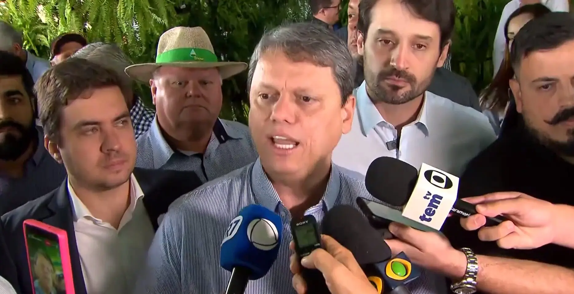 Piso cede durante entrevista de Tarcísio em feira no interior de SP