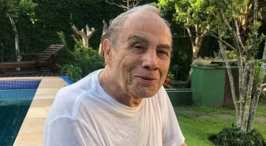 Aos 91 anos, Stênio Garcia é diagnosticado com covid-19 pela 3ª vez