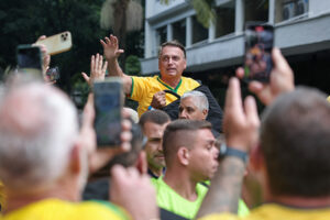 Ato por Bolsonaro reúne deputados e governadores