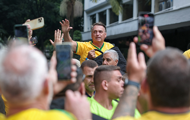 Ato por Bolsonaro reúne deputados e governadores