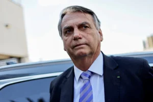 Bolsonaro é alvo de operação, e PF dá 24 horas para que ele entregue passaporte