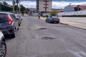 Buracos em rua no Jardim Santo André geram transtornos aos motoristas