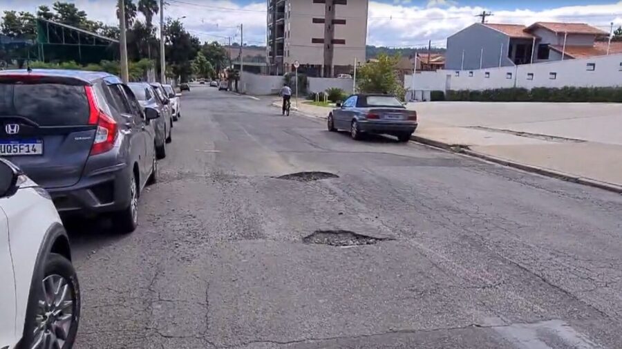 Buracos em rua no Jardim Santo André geram transtornos aos motoristas