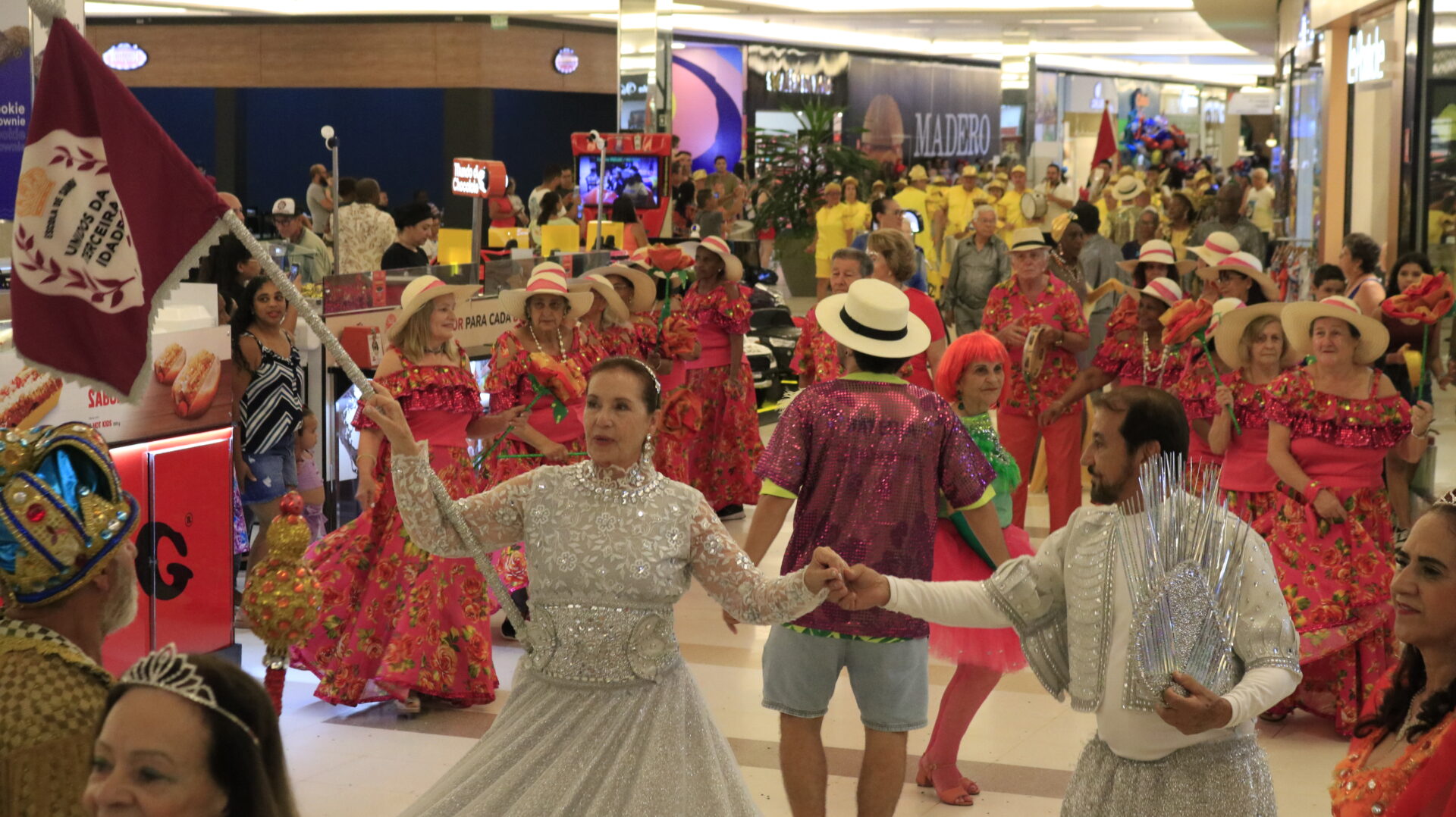 Carnaval no Limeira Shopping começa neste sábado com escola de samba, matinê e show