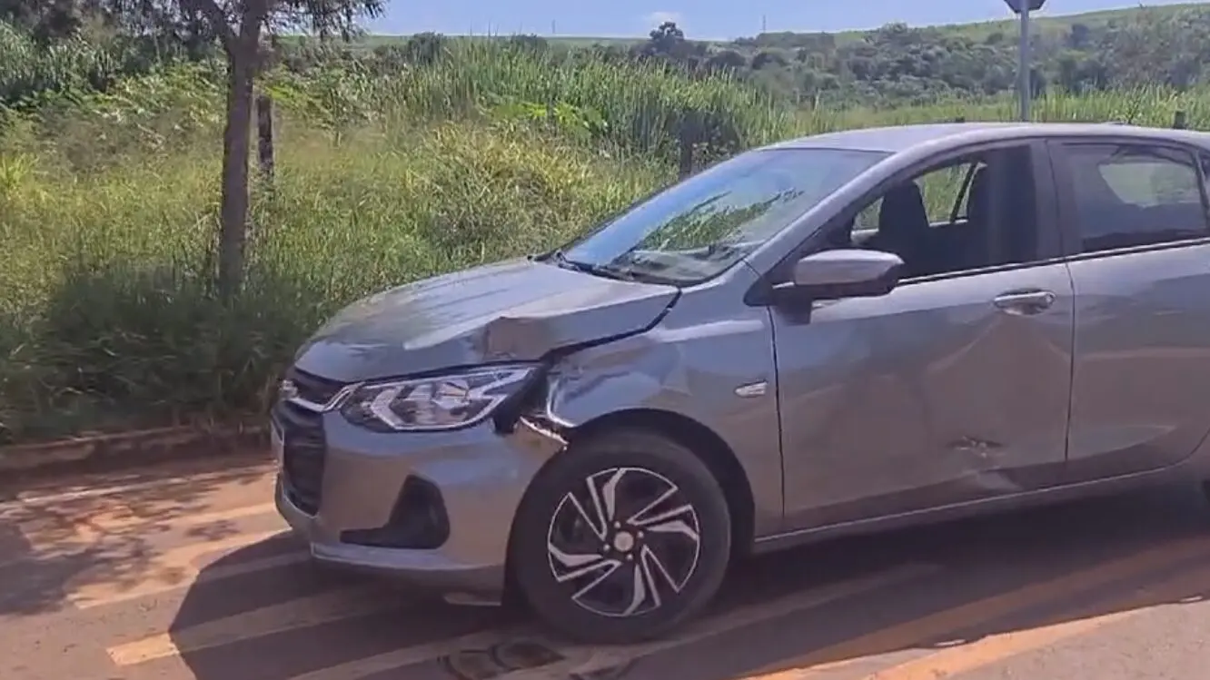 Carro é atingido por trem no Tatu em Limeira