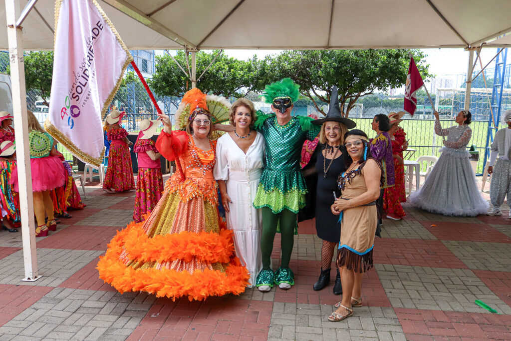 Grupos de terceira idade animam Carnaval de Limeira (1)