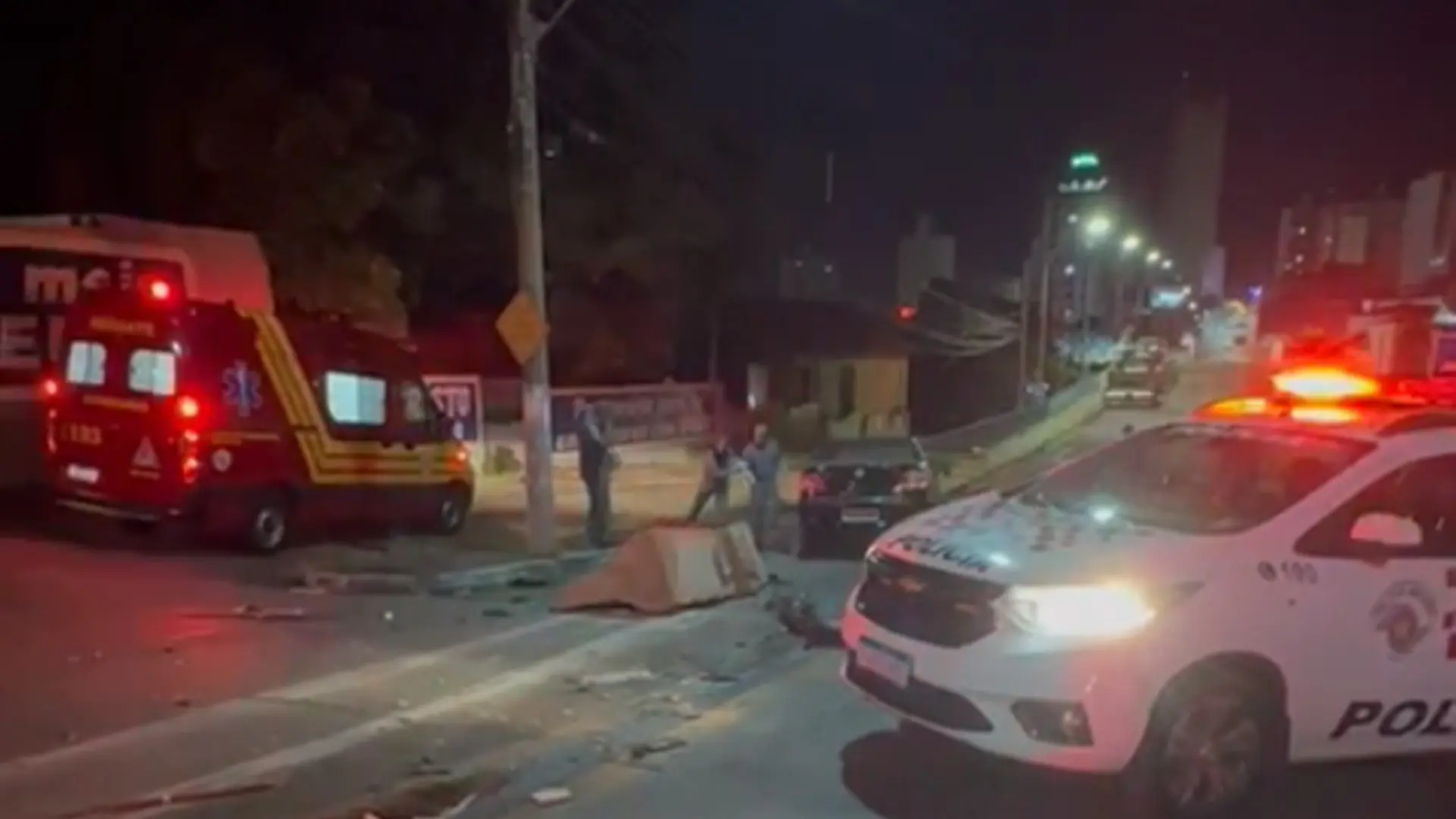 Vídeo: motorista se choca em contenção de concretocontenção de concreto do Viaduto Jânio Quadros