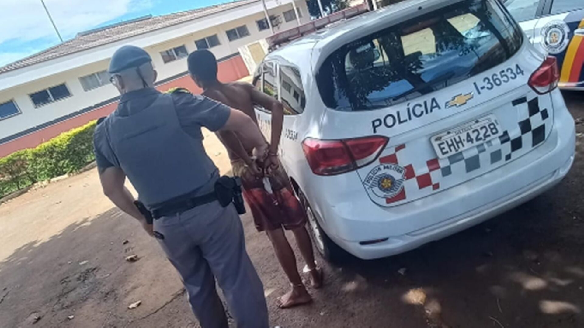 Jovem tenta fugir da PM, mas termina preso por tráfico em Iracemápolis
