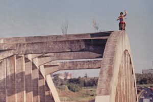 Motoqueiro que subiu no ‘arco da ponte’ nos anos 80 conta como foi a experiência