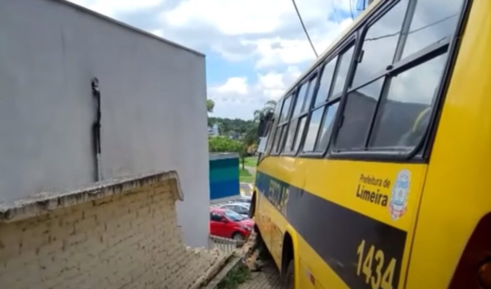 Ônibus escolar colide contra muro no Centro de Limeira