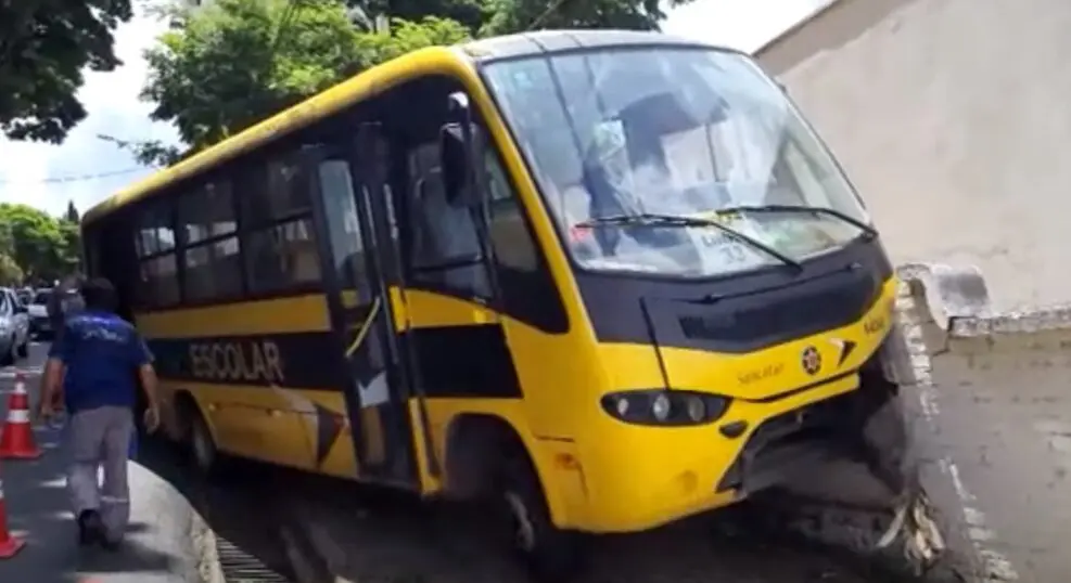 Onibus-escolar-colide-contra-muro-no-Centro-de-Limeira2