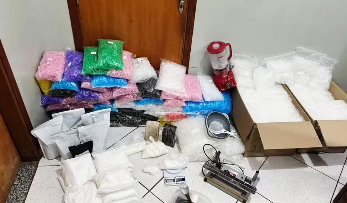PM desmantela distribuidora de drogas e homem é preso, em Limeira