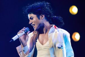 Sobrinho de Michael Jackson encarna cantor em 1ª foto de cinebiografia