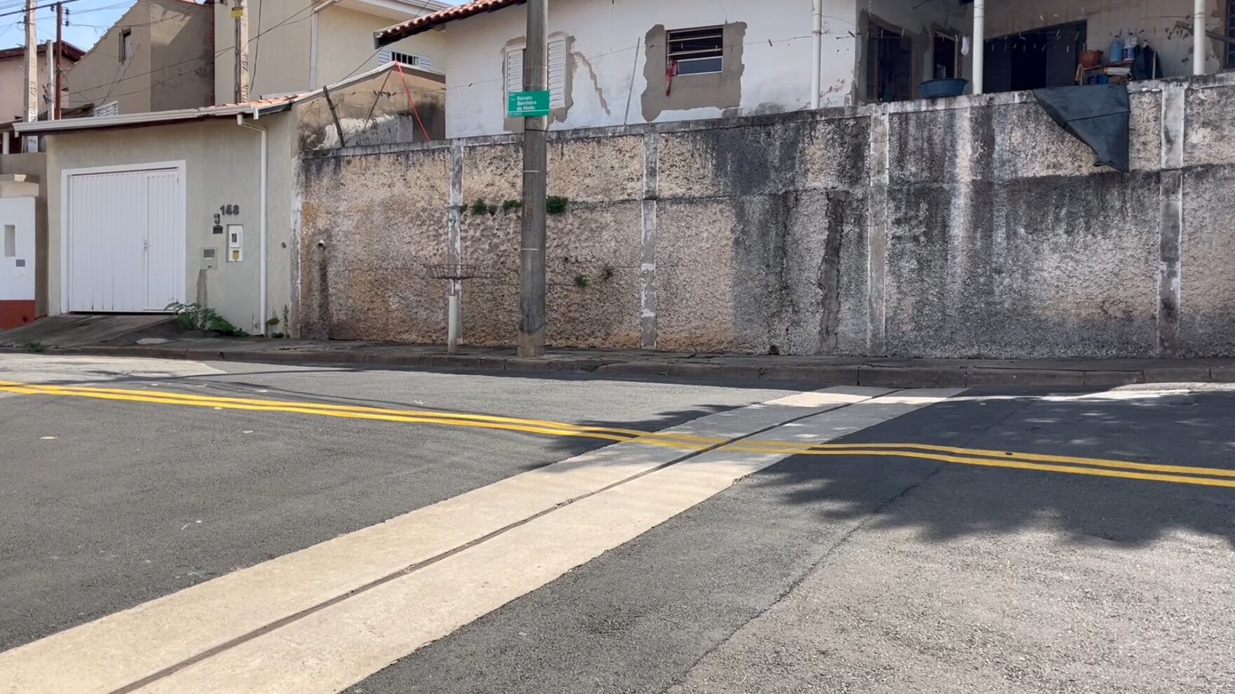 Vizinhos se unem para pedir solução de água parada em rua no Jd. Planalto