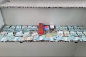 Baep apreende drogas e R$31 mil em casa no Abílio Pedro