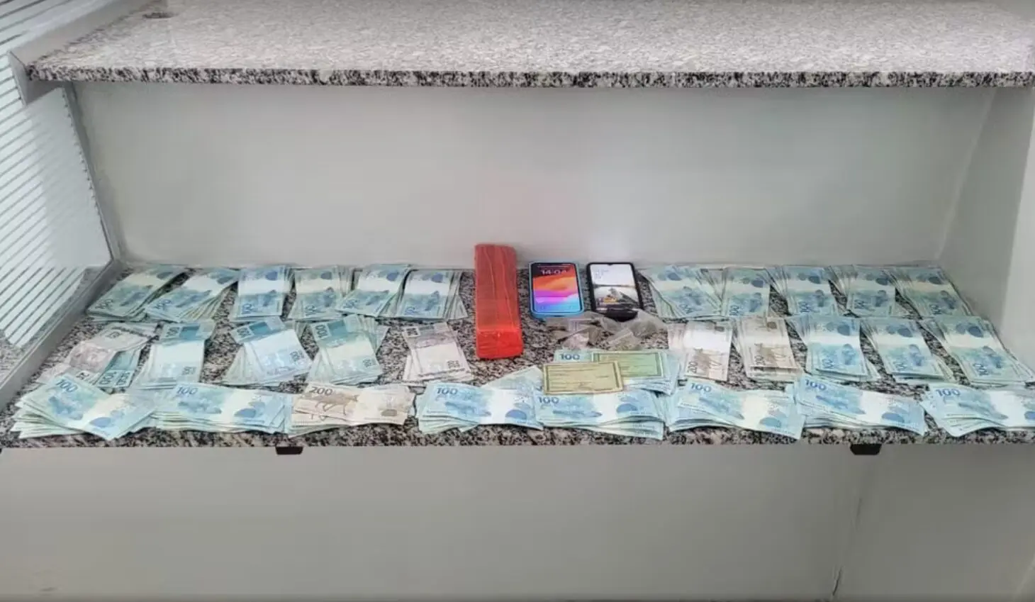 Baep apreende drogas e R$31 mil em casa no Abílio Pedro