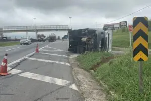 Caminhão carregado com fios de cobre tomba na Anhanguera, em Limeira 