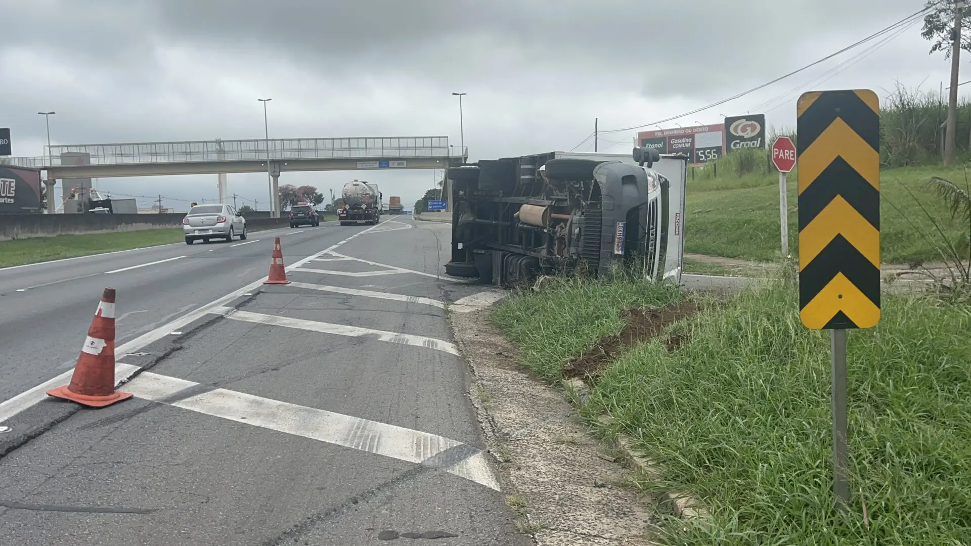 Caminhão carregado com fios de cobre tomba na Anhanguera, em Limeira