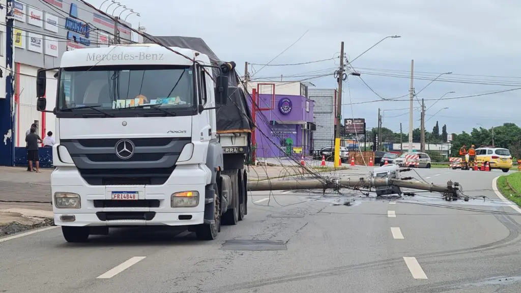 Caminhao-colide-contra-poste-e-via-e-interditada-em-Limeira-1