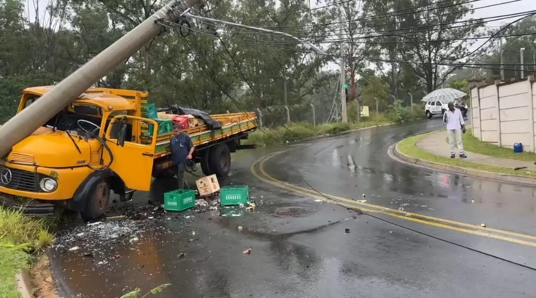 Caminhao-colide-contra-poste-no-Jd.-Anavec-e-motorista-fica-ferido