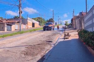 Caminhão derruba materiais de construção e interdita Avenida Laranjeiras