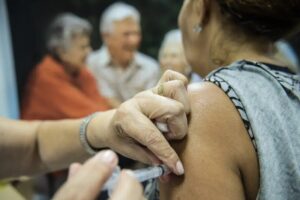 Campanha de vacinação contra gripe começa segunda em SP