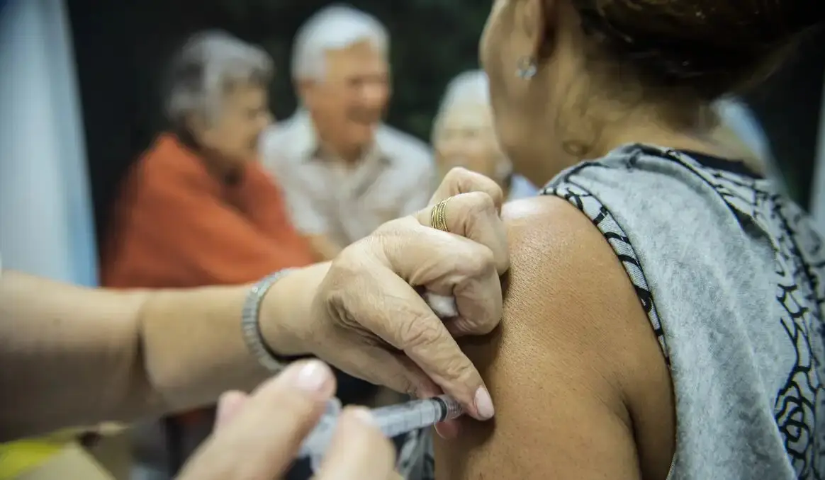 Campanha de vacinação contra gripe começa segunda em SP