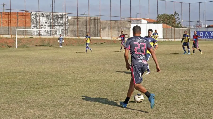 Campos de Limeira sediam competições de futebol amador no domingo (17)