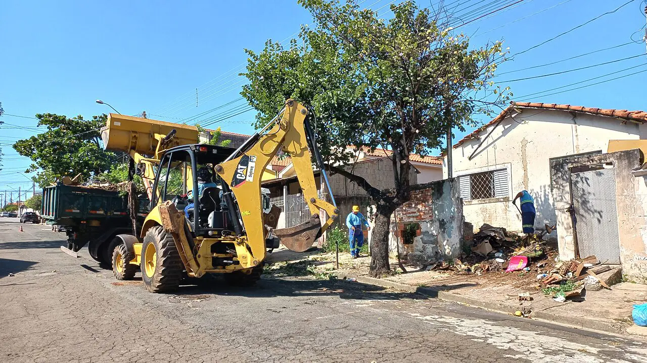 Casa abandonada no Pq. Hipólito é alvo de Limpeza Compulsória