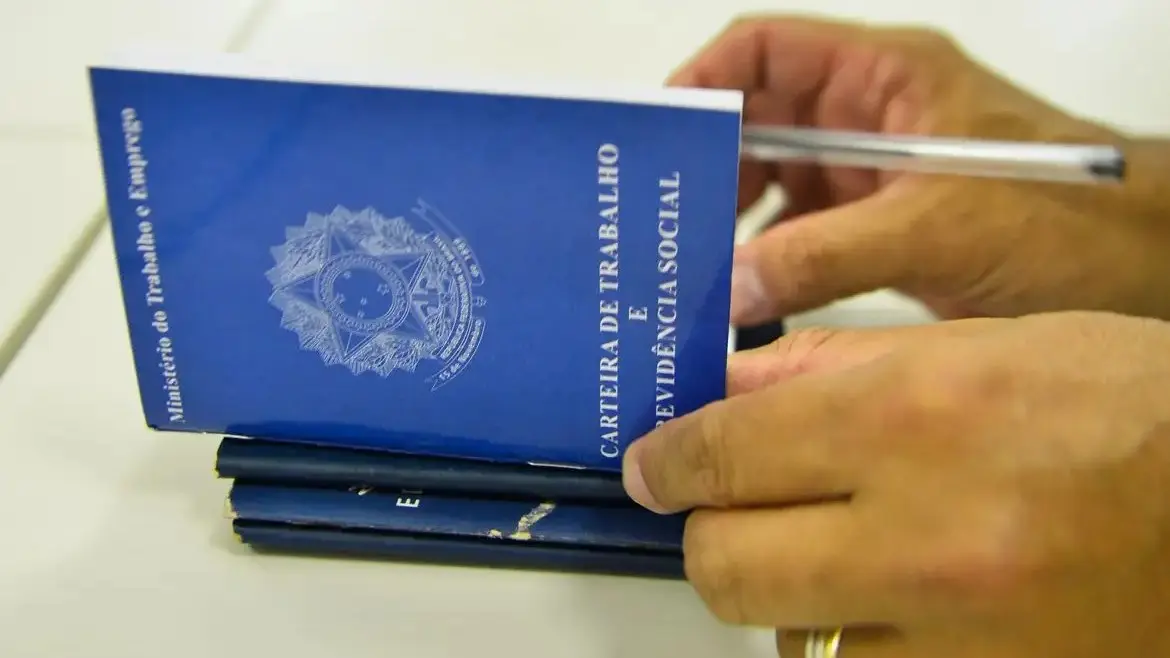 Empregos com carteira assinada batem recorde, segundo IBGE