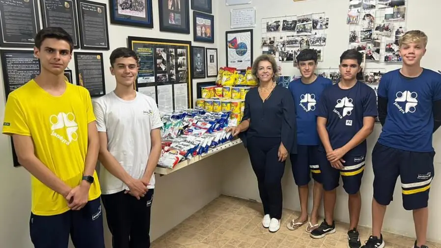 Estudantes-doam-latas-de-leite-ao-Fundo-Social-de-Limeira