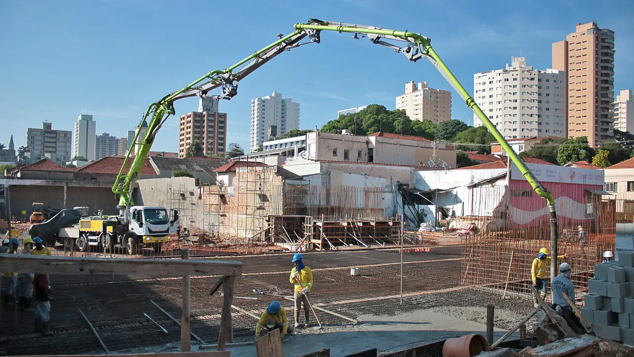 Etapa final da concretagem do piscinão do Mercadão é executada