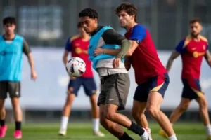 Filho de Ronaldinho Gaúcho treina com o elenco principal do Barcelona3