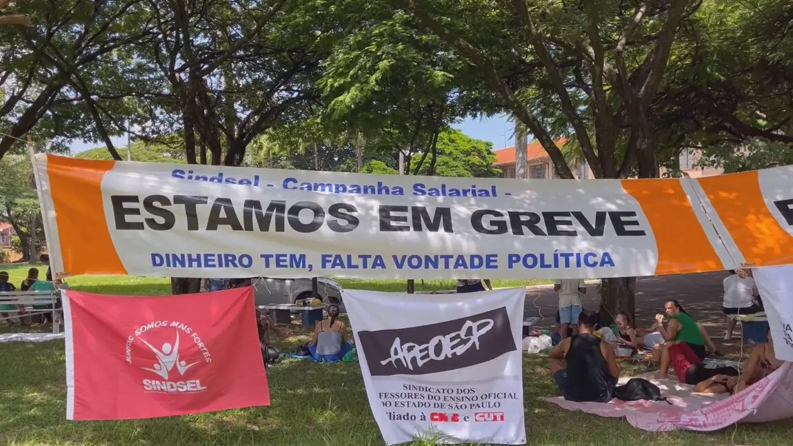Funcionários públicos seguem em greve após assembleia nesta quarta-feira