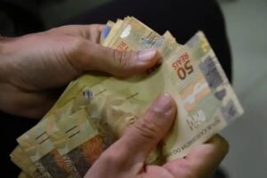 Idoso perde mais de R$4 mil ao cair em ‘golpe do nudes’