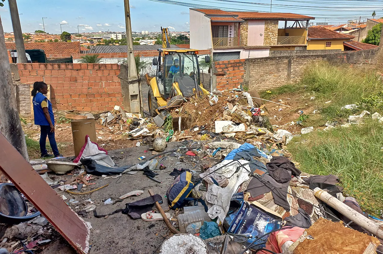 Imóvel no Jd. Boa Esperança passa por limpeza compulsória em ação de combate à dengue