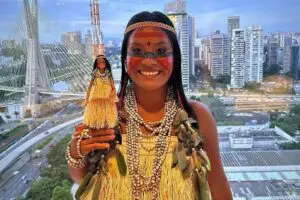 Indígena brasileira vira Barbie nos 65 anos da boneca