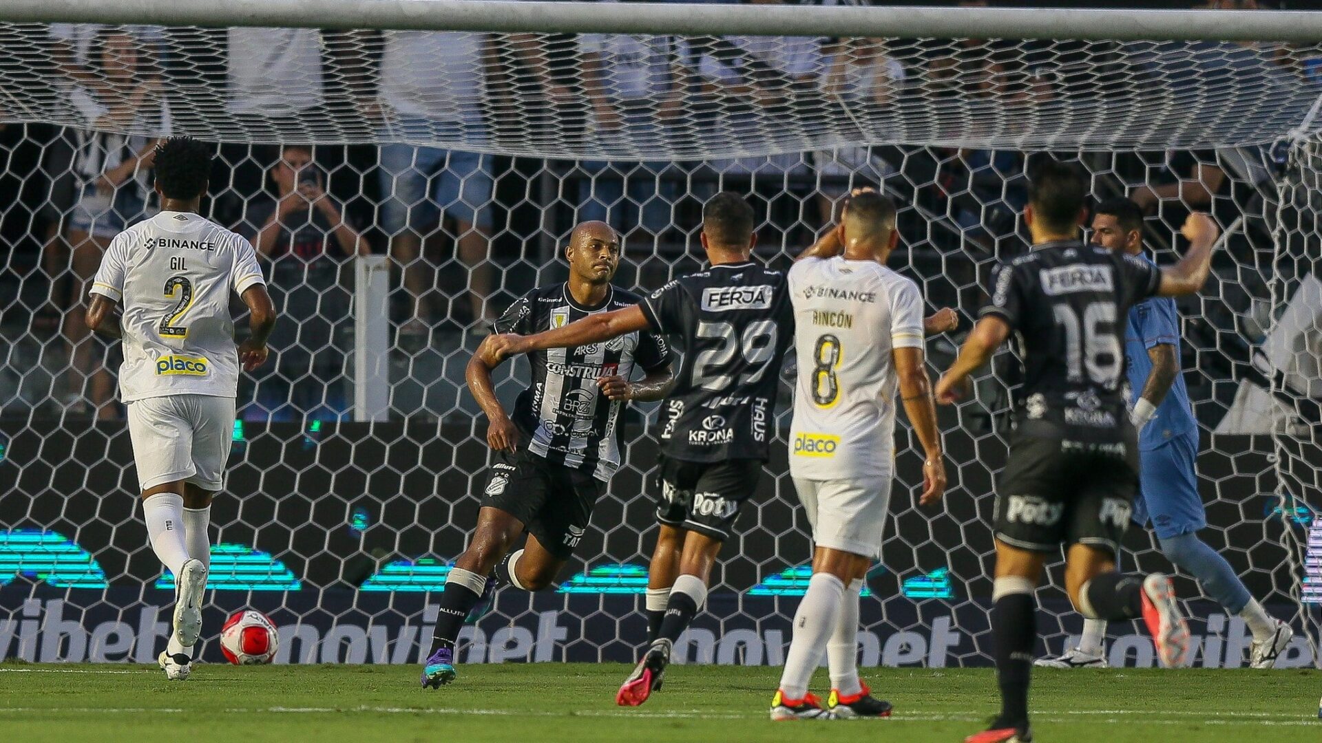 Já classificada, Inter perde para o Santos fora de casa
