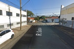 Jovem tem carro roubado ao lado de faculdade na Vila Queiroz, em Limeira 