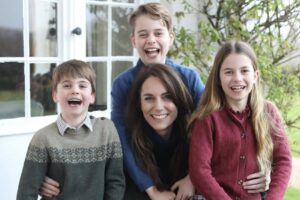 Kate Middleton reaparece em foto com os filhos e agradece apoio do público após cirurgia2