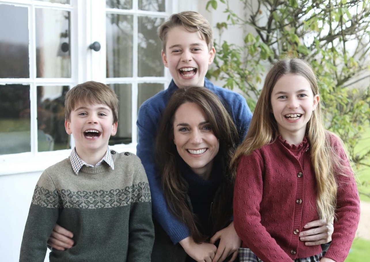 Kate Middleton reaparece em foto com os filhos e agradece apoio do público após cirurgia2