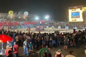 Limeira Rodeo Music começa com montaria em touros