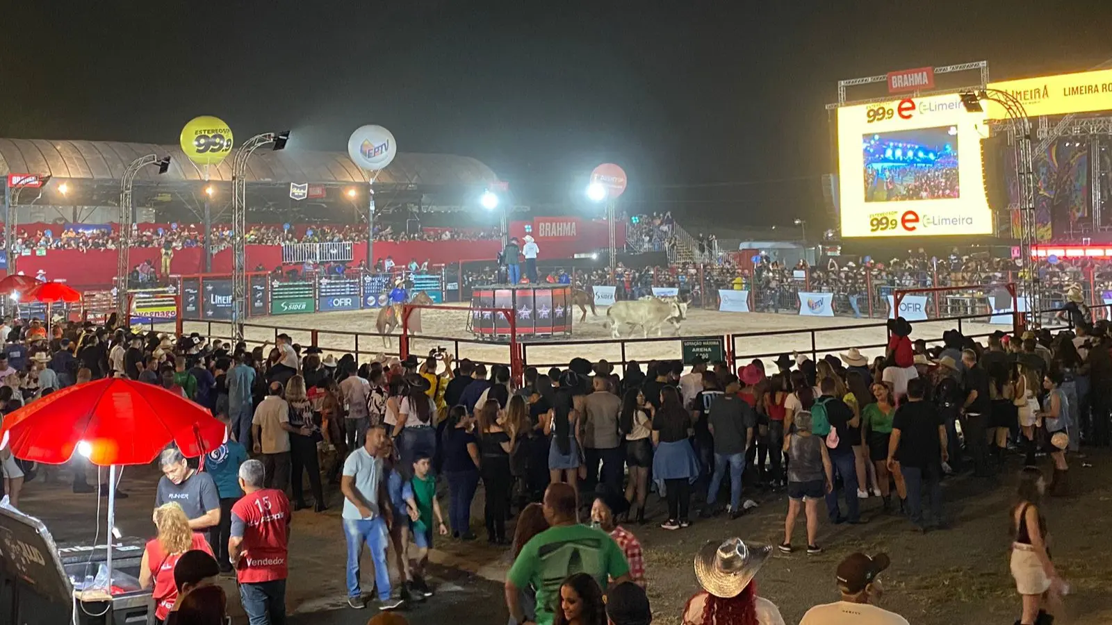 Limeira Rodeo Music começa com montaria em touros