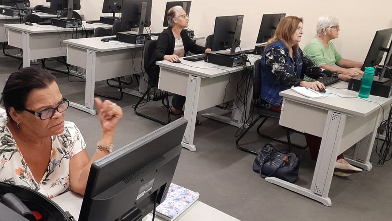 Limeira oferece curso de Informática e Smartphones para idosos