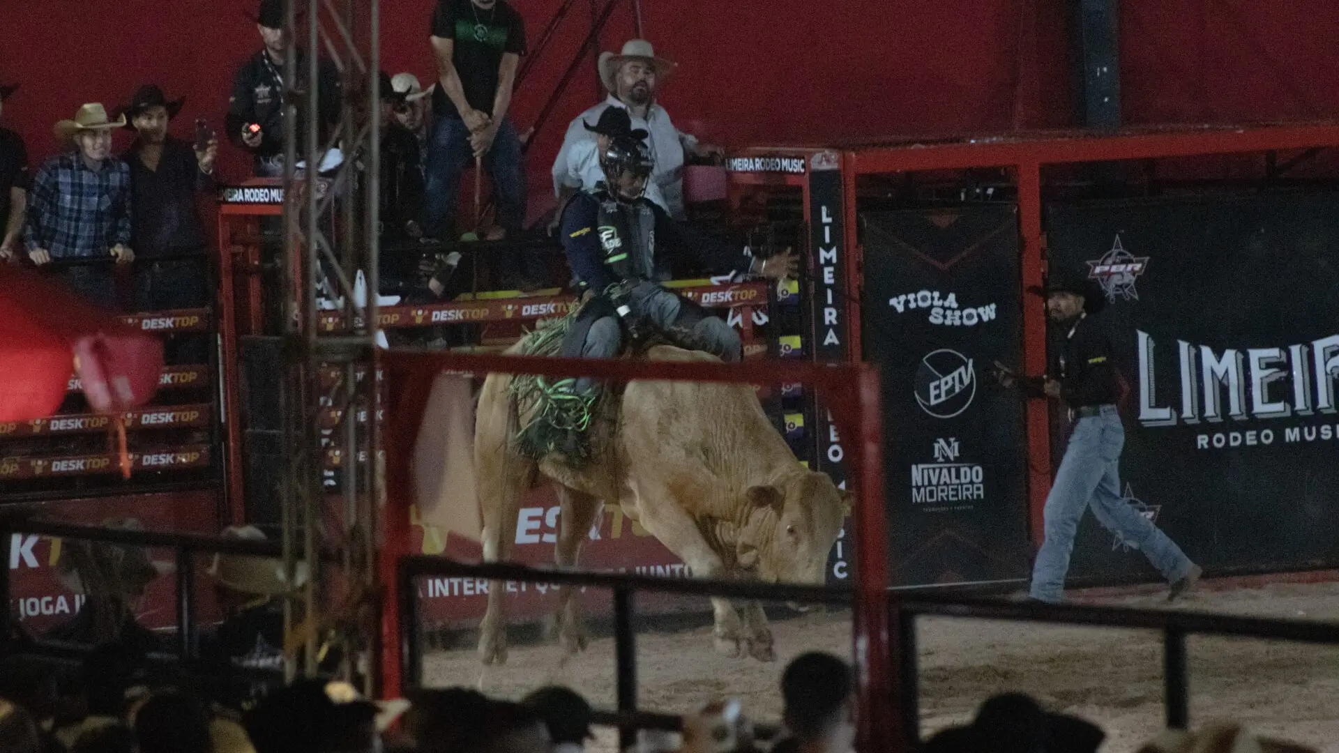 Montaria de touros dá início a segunda noite do Limeira Rodeo Music