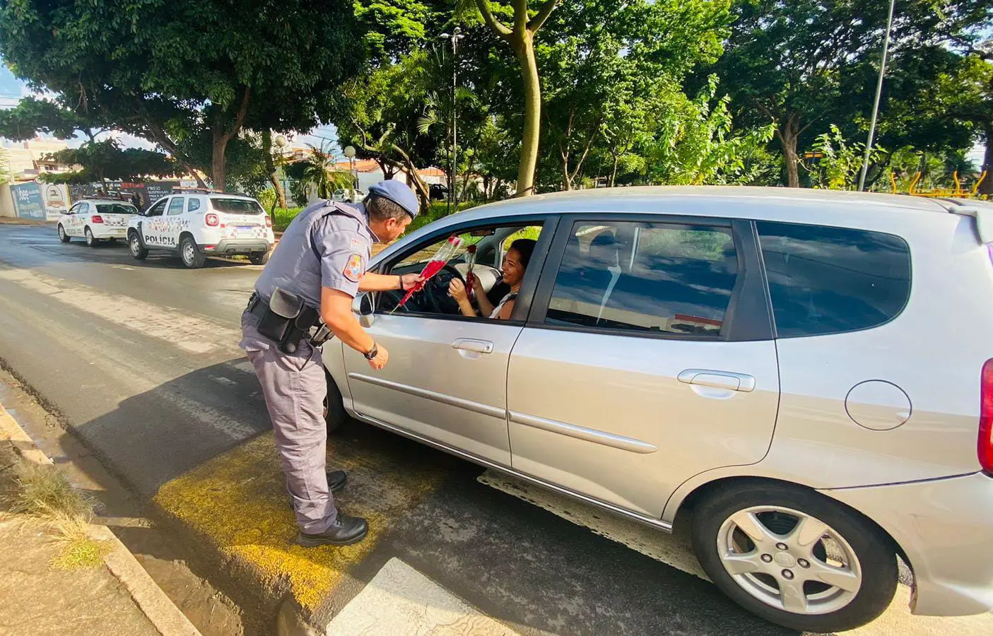 PM de Limeira presenteia mulheres com rosas pelo Dia Internacional da Mulher 9