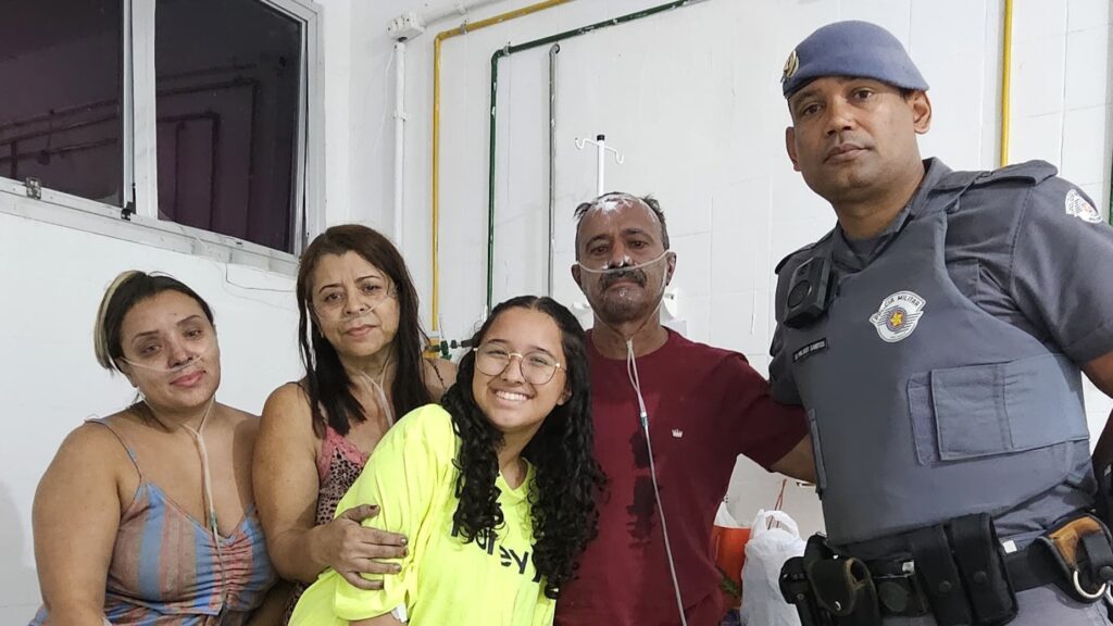PM salva família após incêndio em residência no Guarujá 2